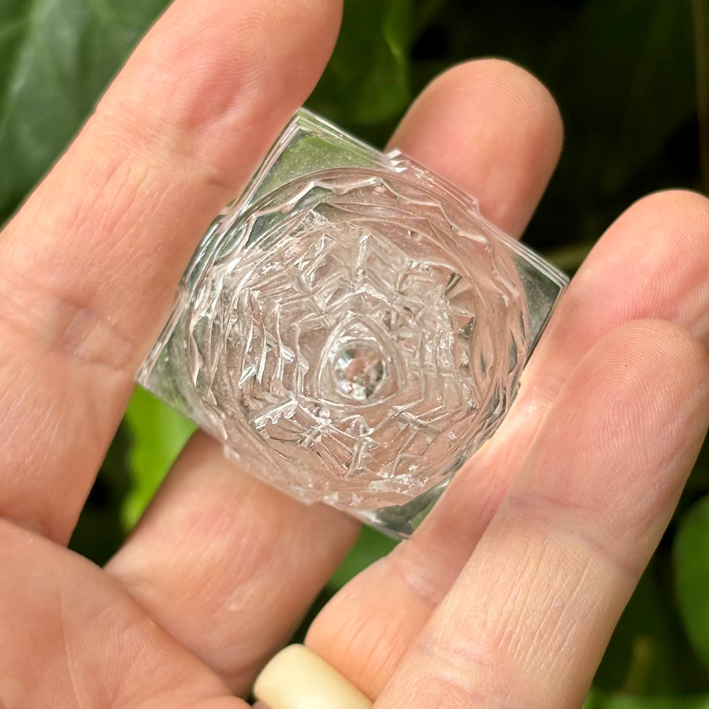 Shree Yantra | håndskåret Himalaya Bjergkrystal | mount meru | 6 cm Shree Yantra | håndskåret Himalaya Bjergkrystal | mount meru | 6 cm