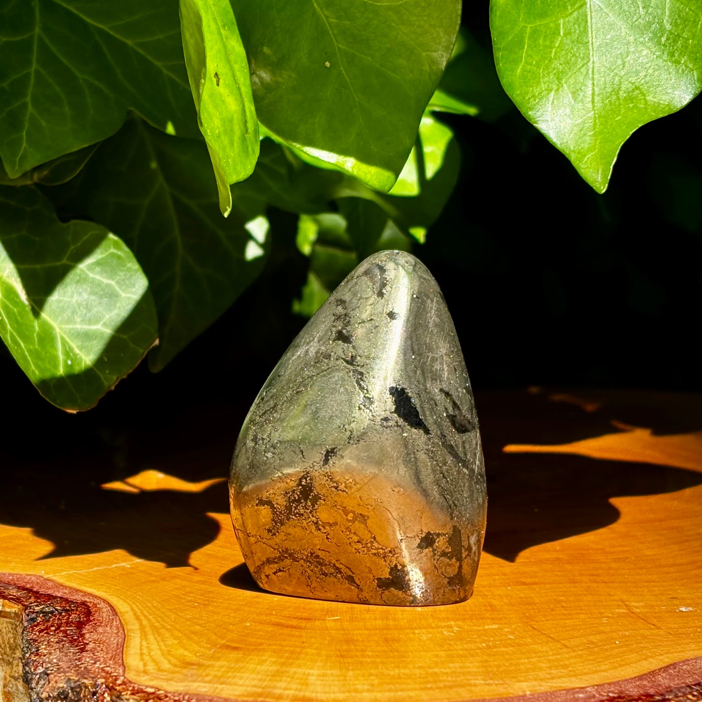 Pyrit i basalt skulptur 6,5 cm | sublim Pyrit i basalt skulptur 6,5 cm | sublim