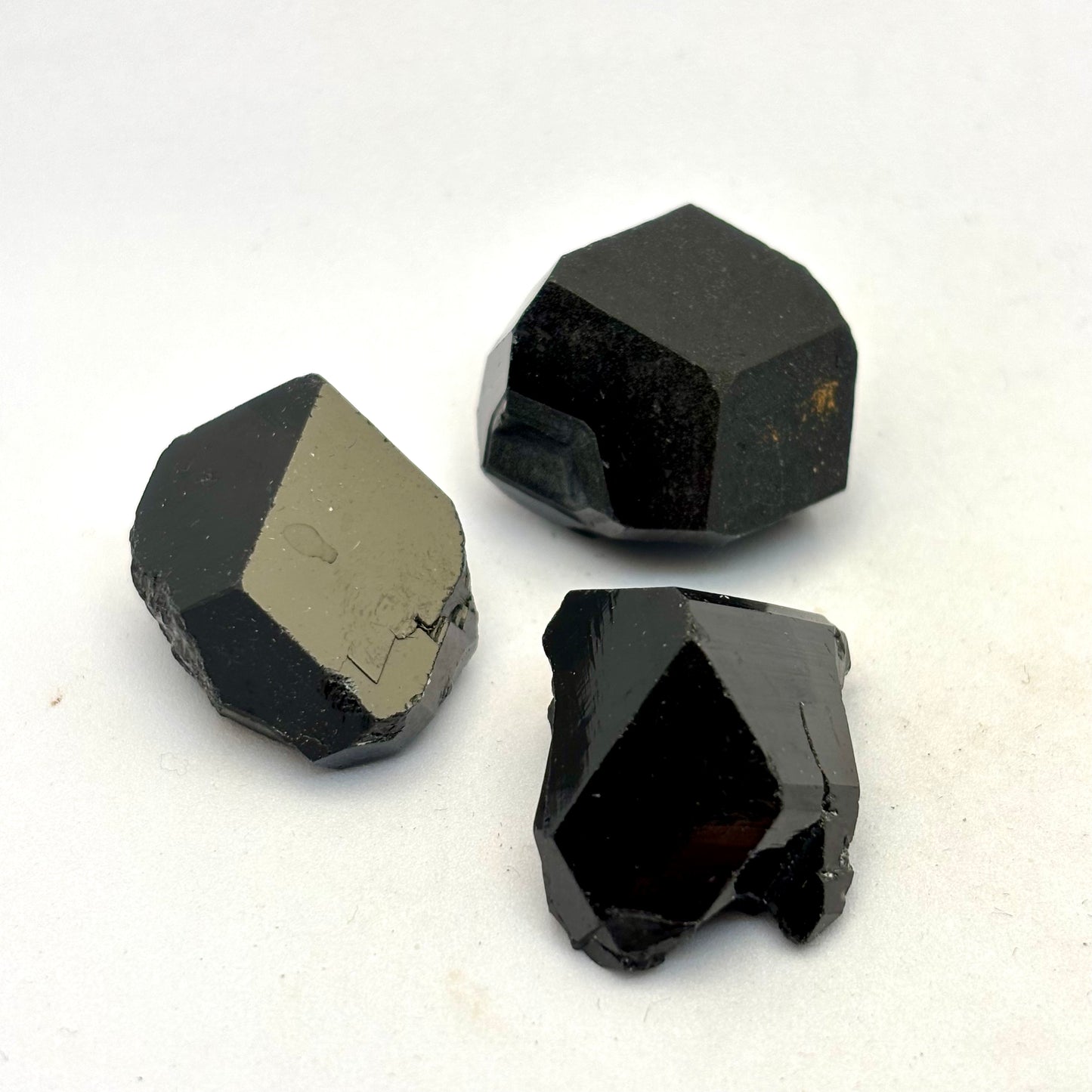 3 x Sort Turmalin rå termineret 3 cm | nr. 1 3 x Sort Turmalin rå termineret 3 cm | nr. 1