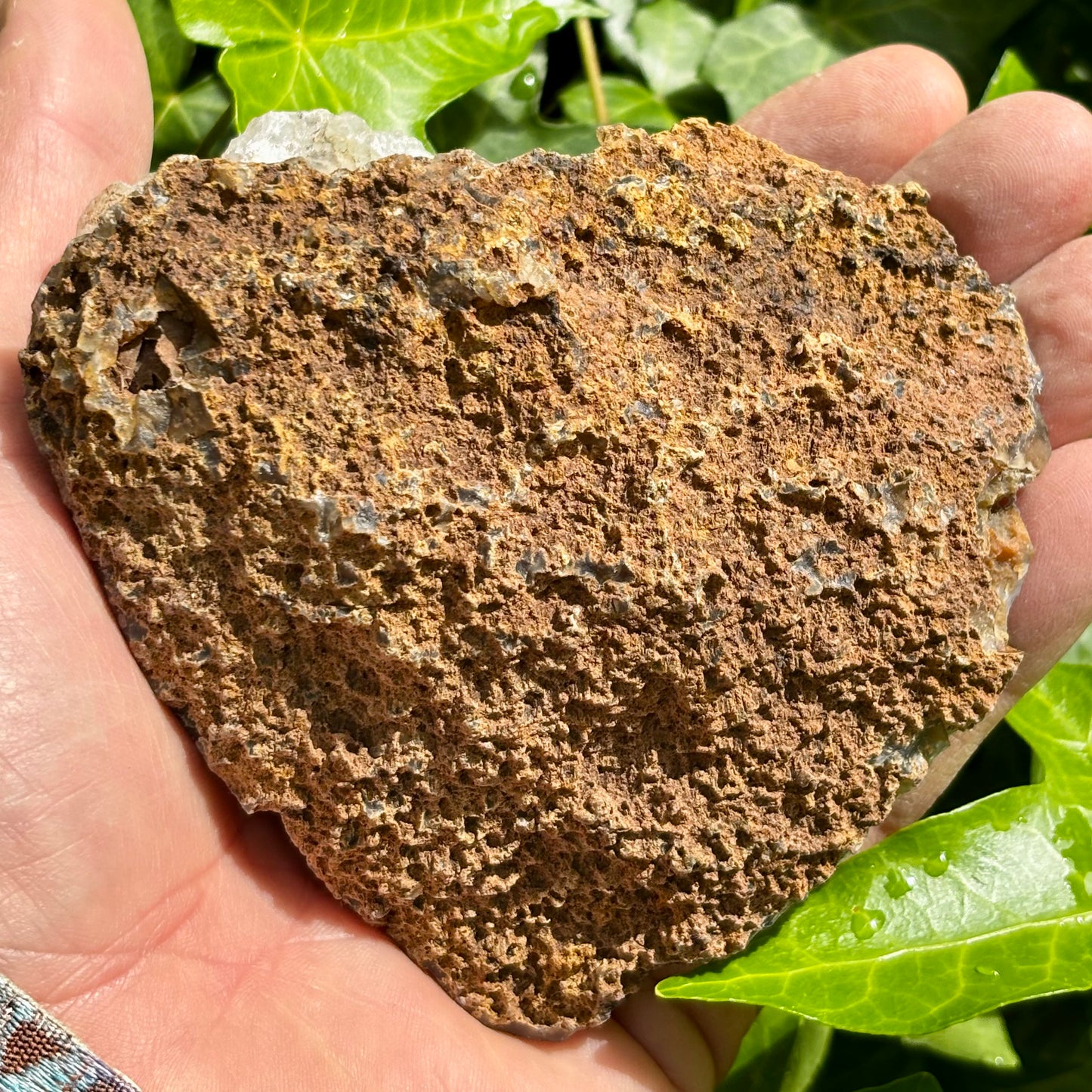 Agat og bjergkrystal geode, poleret 11 cm Agat og bjergkrystal geode, poleret 11 cm
