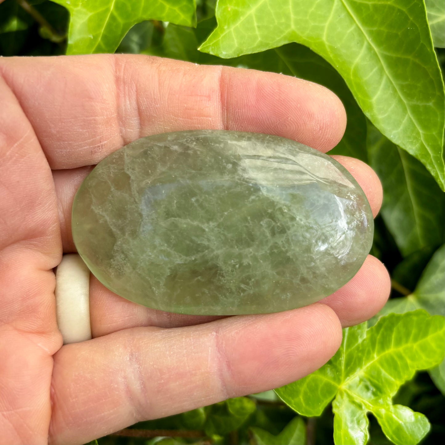 Grøn fluorit palmstone 7 cm Grøn fluorit palmstone 7 cm