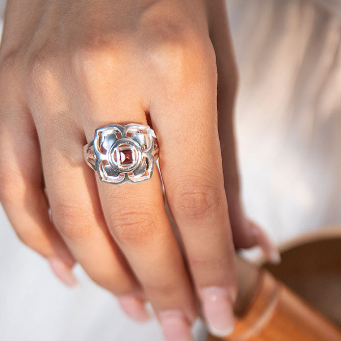 Rod Chakra fingerring | 925 Sterling Sølv og Granat Rod Chakra fingerring | 925 Sterling Sølv og Granat