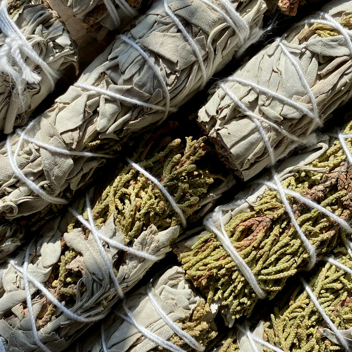 Hvid Salvie og enebær kviste - rens dine krystaller - smudge stick Hvid Salvie og enebær kviste - rens dine krystaller - smudge stick
