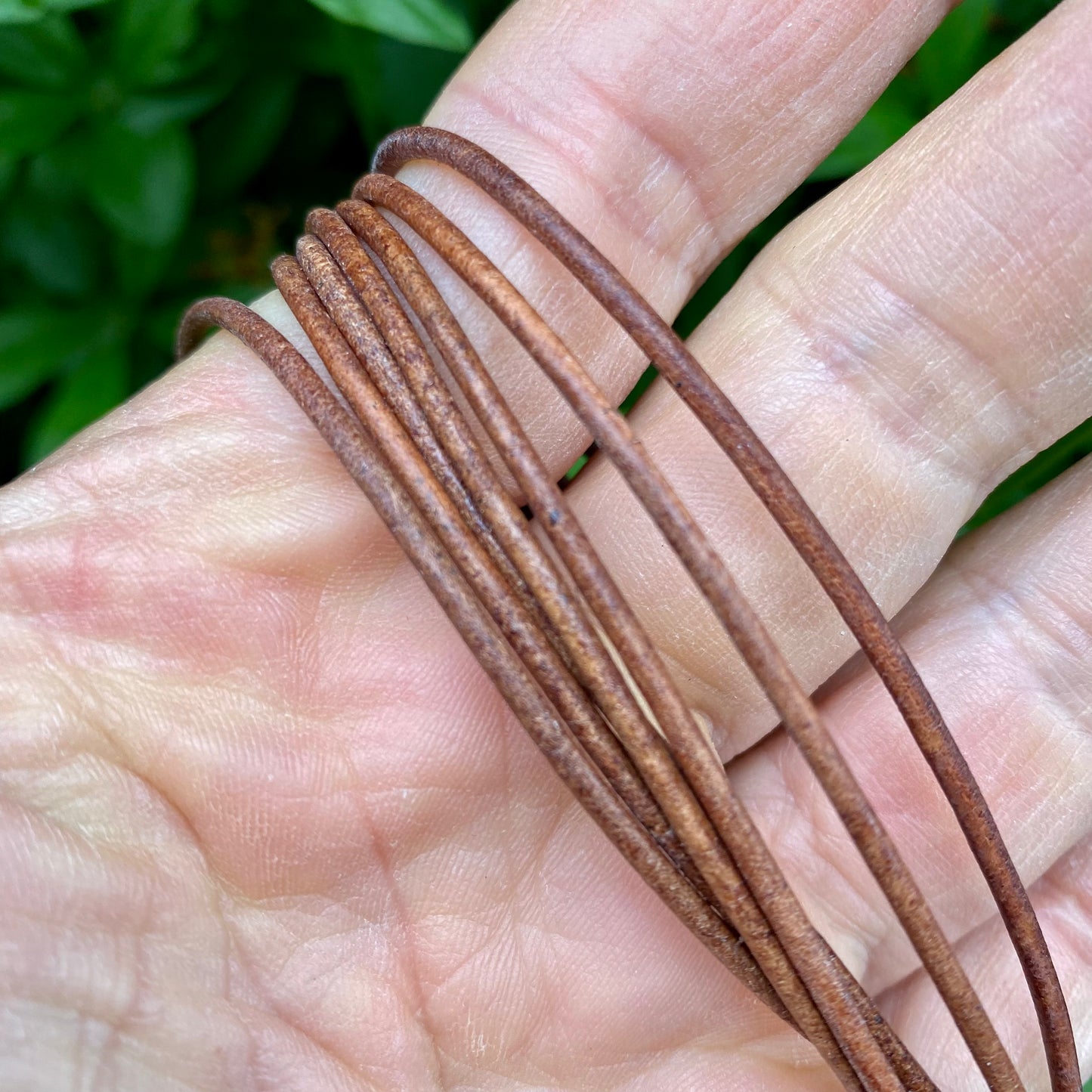 Rund Lædersnor vintage mørk naturlig - 2 mm, lb.m. Rund Lædersnor vintage mørk naturlig - 2 mm, lb.m.