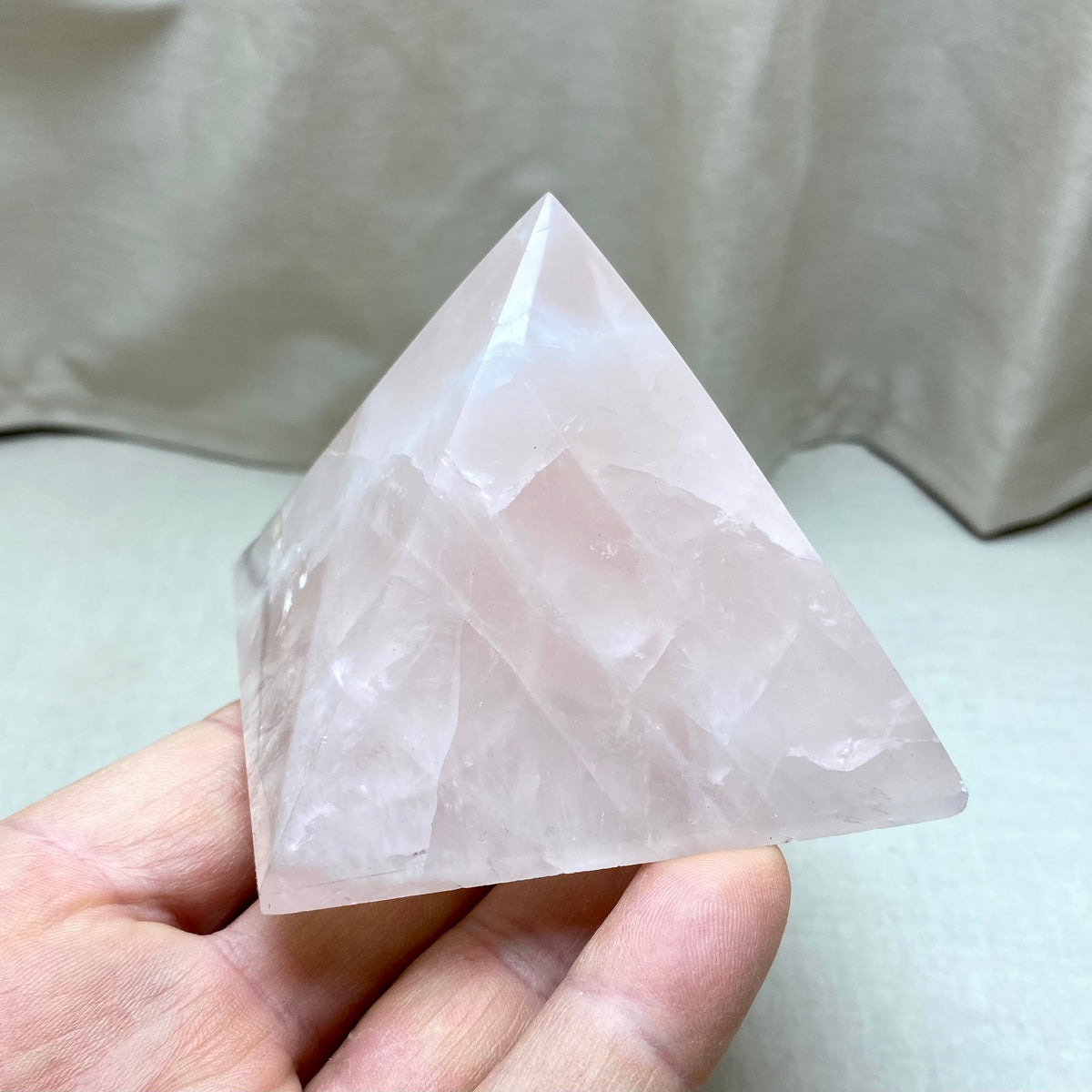 Rosakvarts pyramide 8 × 8 × 6 cm – 377 gram Rosakvarts pyramide 8 × 8 × 6 cm – 377 gram