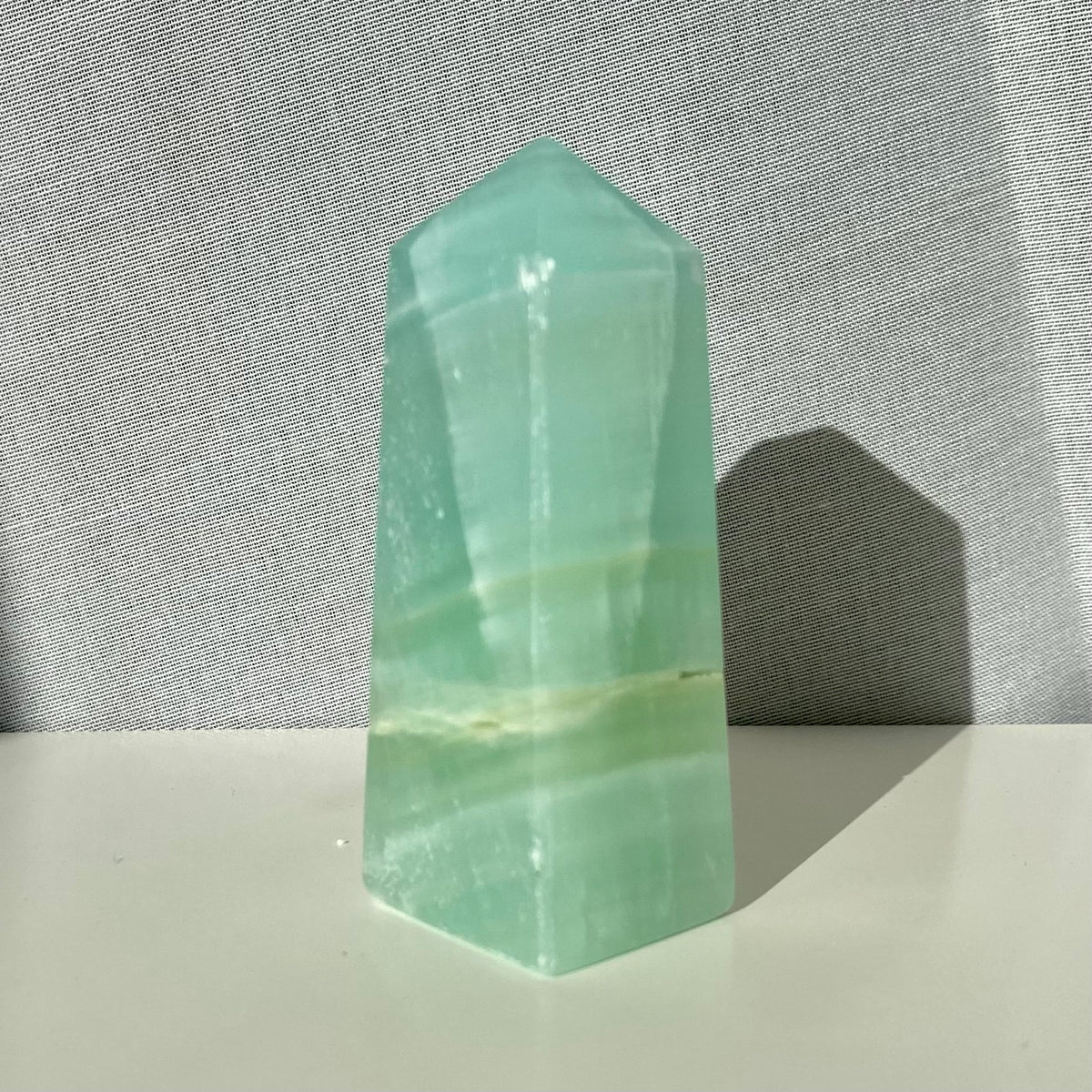 Caribisk Calcit obelisk - 8 cm Caribisk Calcit obelisk - 8 cm