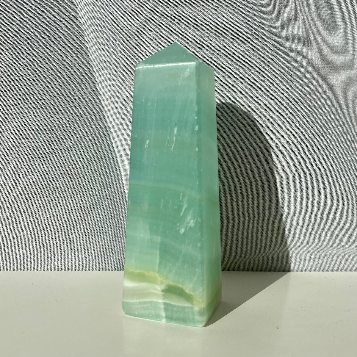 Caribisk blå Calcit obelisk - 10,5 cm Caribisk blå Calcit obelisk - 10,5 cm