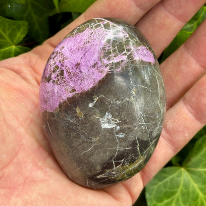 Stichtit i serpentin - palmstone | 8 cm