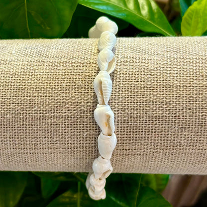 Armbånd af hvide konkyler