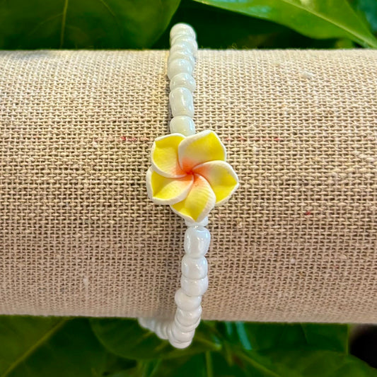 Billede af Armbånd med hvide perler og Hawaiiblomst