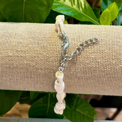 Armbånd af hvide konkyler