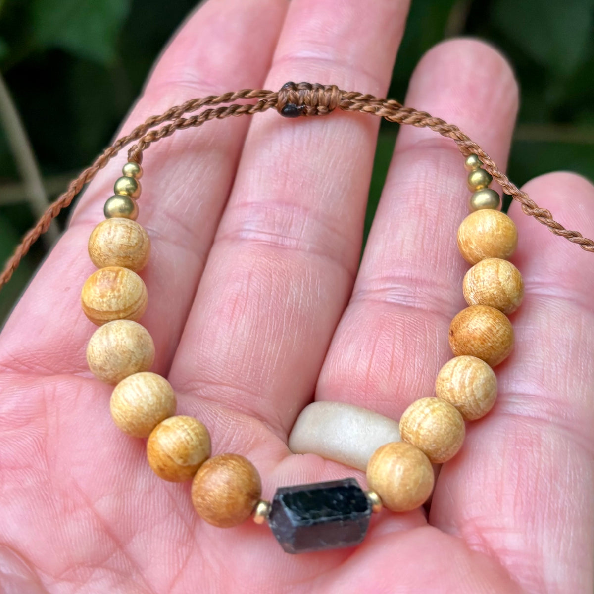 Sort Turmalin, Palo Santo og messing armbånd | unisex Sort Turmalin, Palo Santo og messing armbånd | unisex