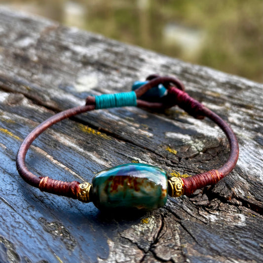 Billede af Herre armbånd | dybe blågrønne nuancer | læder, keramiske perler og messing