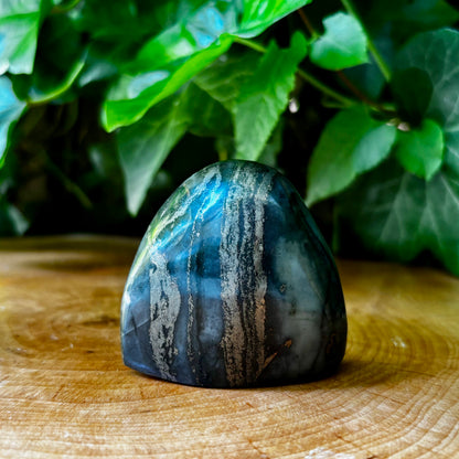 Pyrit i basalt skulptur 5,5 cm