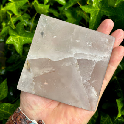 Bjergkrystal pyramide 10 x 6 cm | defekt spids