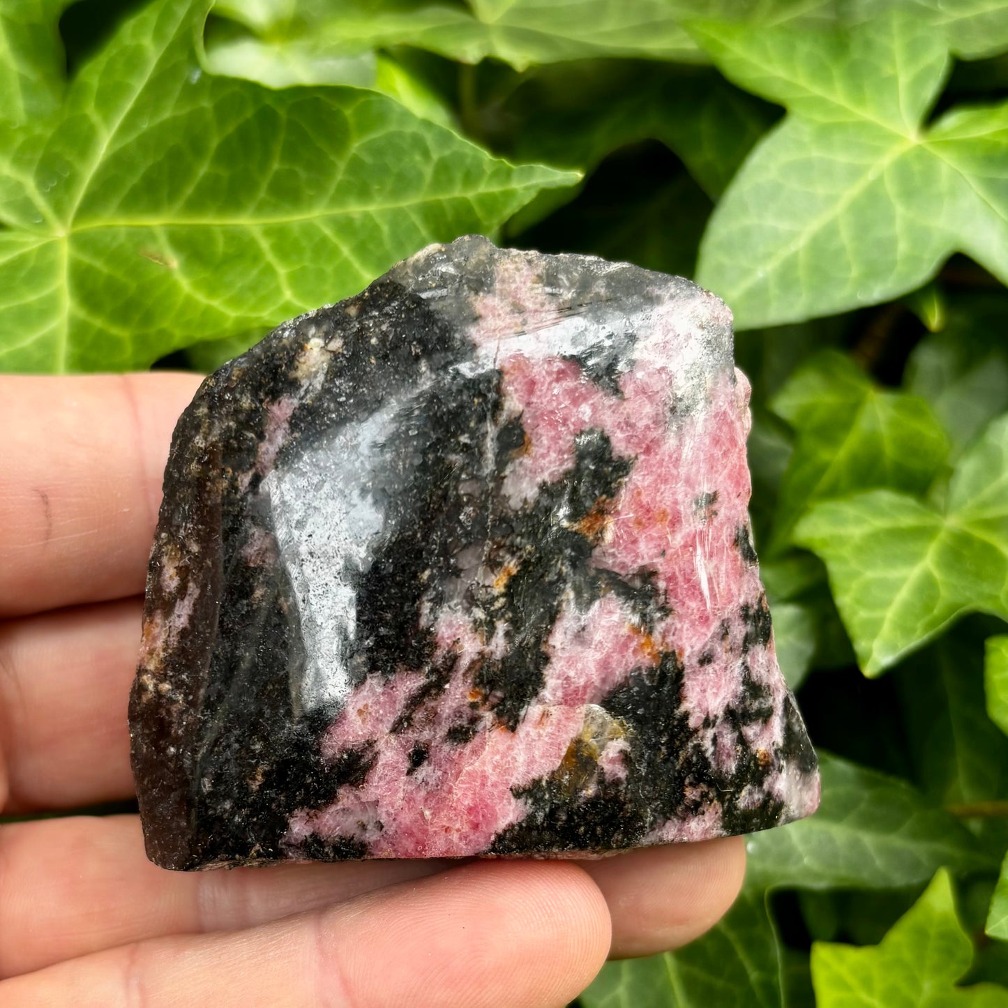Rhodonit pink, en side poleret 7 cm Rhodonit pink, en side poleret 7 cm