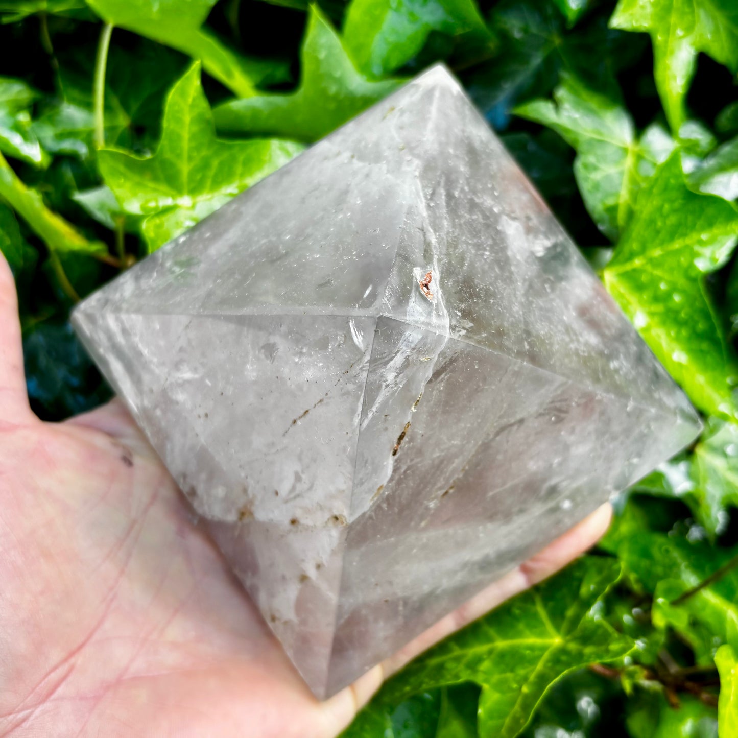 Bjergkrystal pyramide 11,5 x 8 cm | regnbuer Bjergkrystal pyramide 11,5 x 8 cm | regnbuer