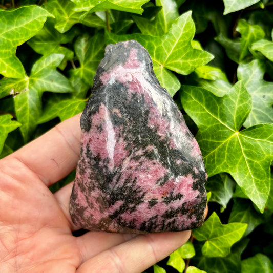 Billede af Rhodonit pink, en side poleret 9 cm, flot stående