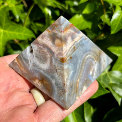 Ocean Jaspis pyramide 7,5 x 5,5 cm | med krystalgrotte