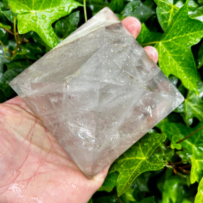Bjergkrystal pyramide 10 x 7 cm | regnbuer