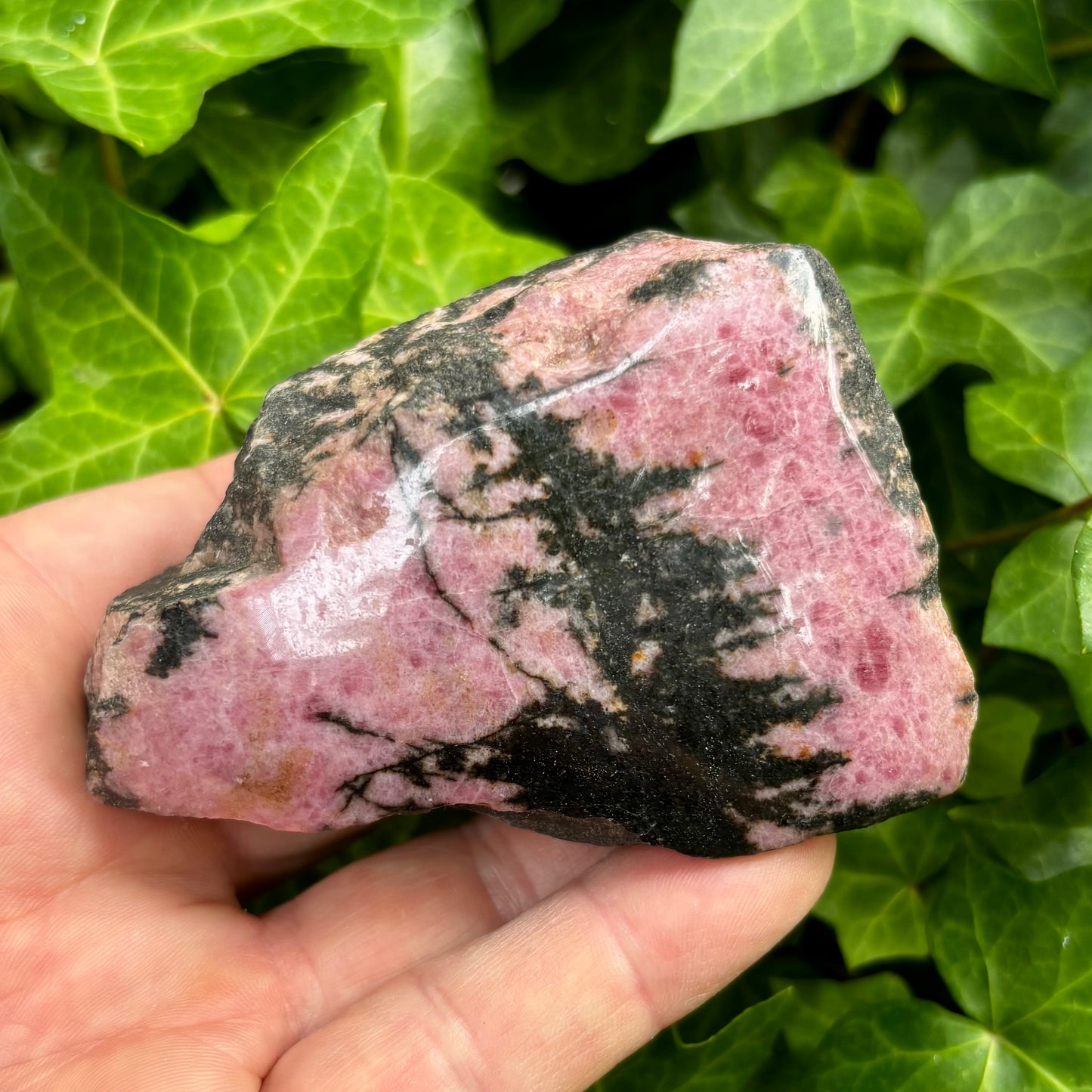 Rhodonit pink, en side poleret 9 cm, flot liggende Rhodonit pink, en side poleret 9 cm, flot liggende