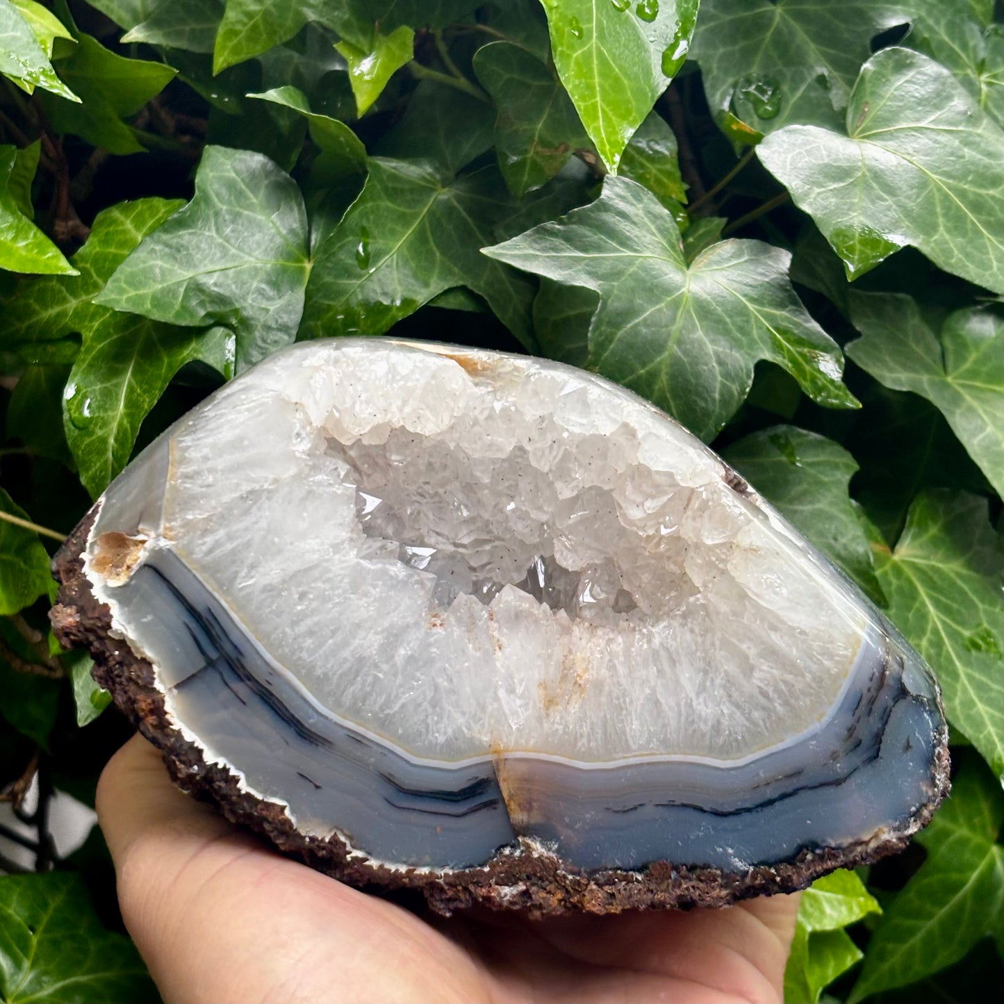 Agat og bjergkrystal geode, poleret 15,5 cm Agat og bjergkrystal geode, poleret 15,5 cm