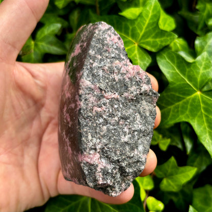 Rhodonit pink, en side poleret 9 cm, flot hvilende