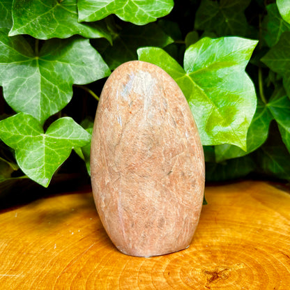 Fersken Månesten skulptur 12 cm
