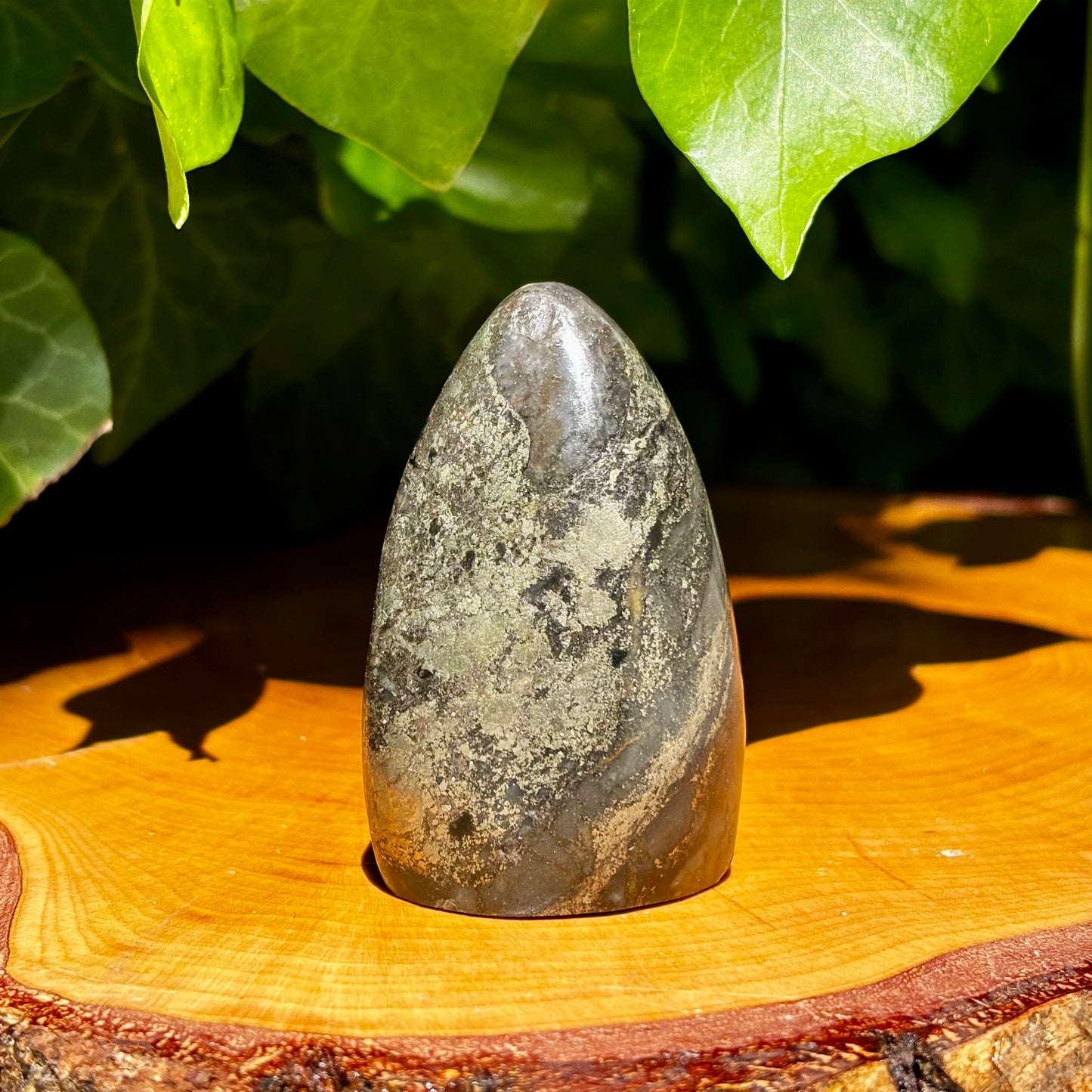 Pyrit i basalt skulptur 6,5 cm Pyrit i basalt skulptur 6,5 cm