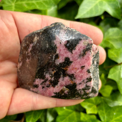 Rhodonit pink, en side poleret 7 cm