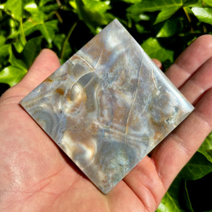 Ocean Jaspis pyramide 7,5 x 5,5 cm | med krystalgrotte