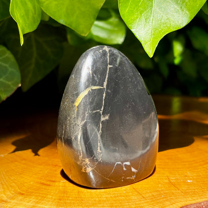 Pyrit i basalt skulptur 7 cm