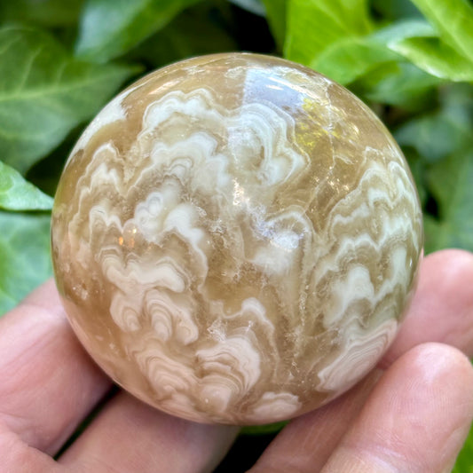 Billede af Amber flower Calcit Kugle fra Myanmar - 5,8 cm | nr. 3