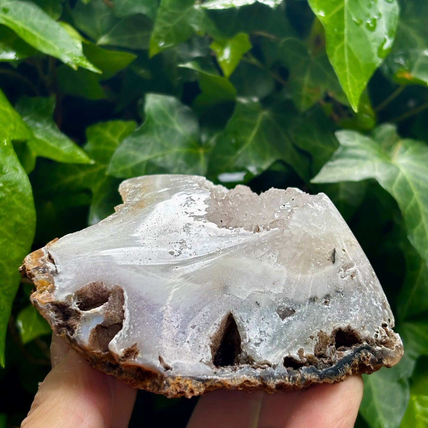 Agat og bjergkrystal geode, poleret 11 cm Agat og bjergkrystal geode, poleret 11 cm