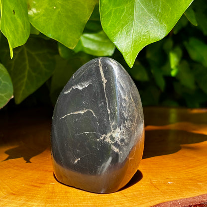 Pyrit i basalt skulptur 7 cm