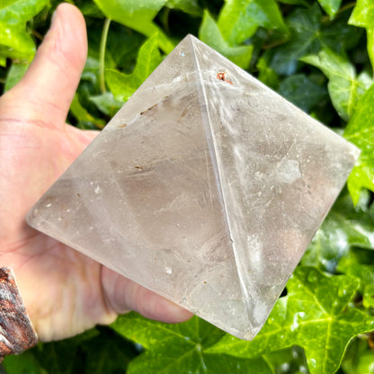 Bjergkrystal pyramide 11,5 x 8 cm | regnbuer