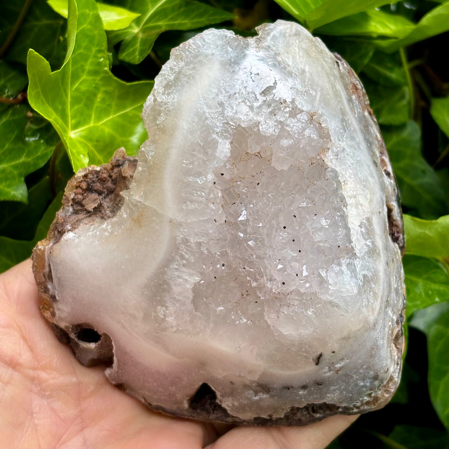 Agat og bjergkrystal geode, poleret 11 cm Agat og bjergkrystal geode, poleret 11 cm