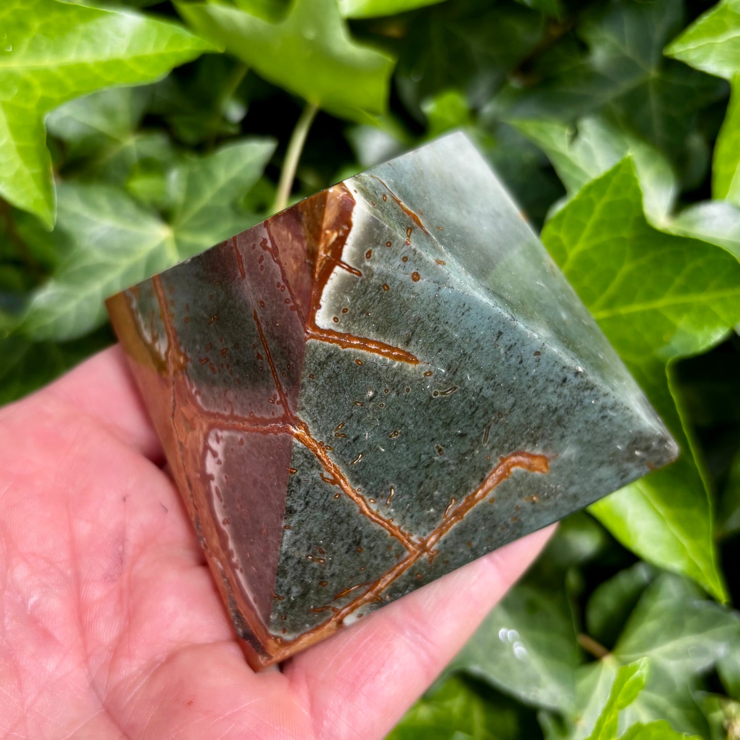 Polychrome Jaspis pyramide 7,5 x 5,5 cm Polychrome Jaspis pyramide 7,5 x 5,5 cm