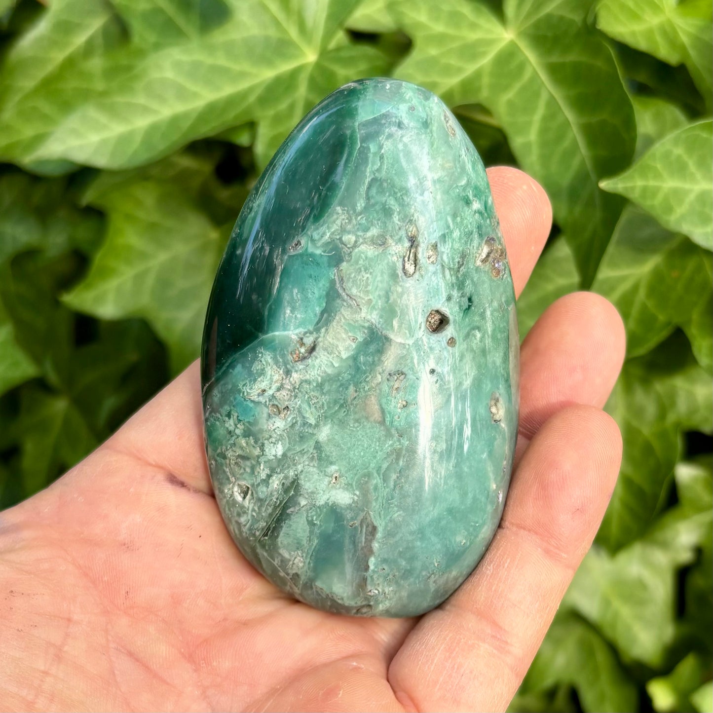 Krom Chalcedon palmstone | 9 cm nr 1 Krom Chalcedon palmstone | 9 cm nr 1