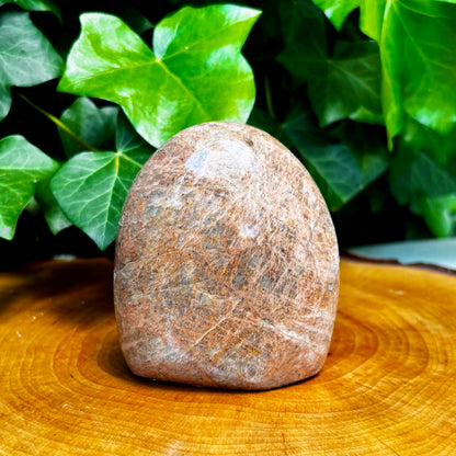 Fersken Månesten skulptur 9 cm