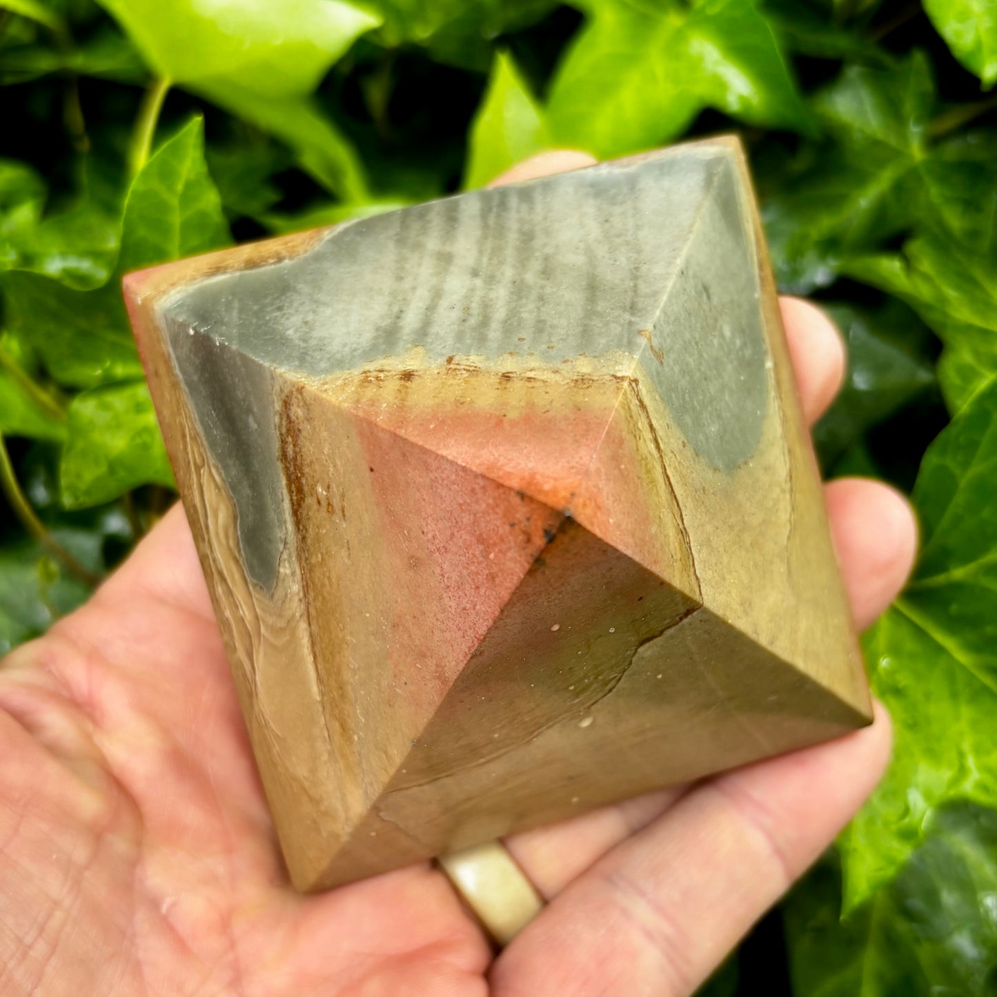 Polychrome Jaspis pyramide 7,5 x 6 cm Polychrome Jaspis pyramide 7,5 x 6 cm