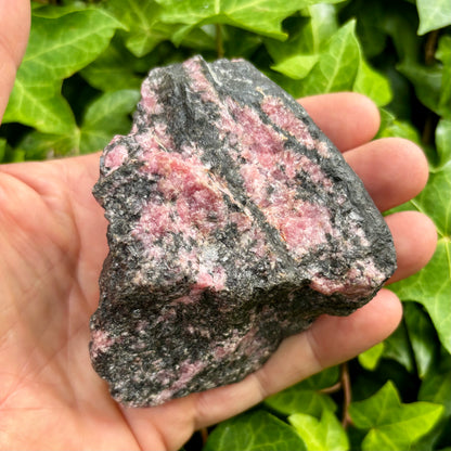 Rhodonit pink, en side poleret 9 cm, flot hvilende