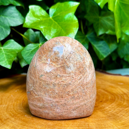 Fersken Månesten skulptur 9 cm
