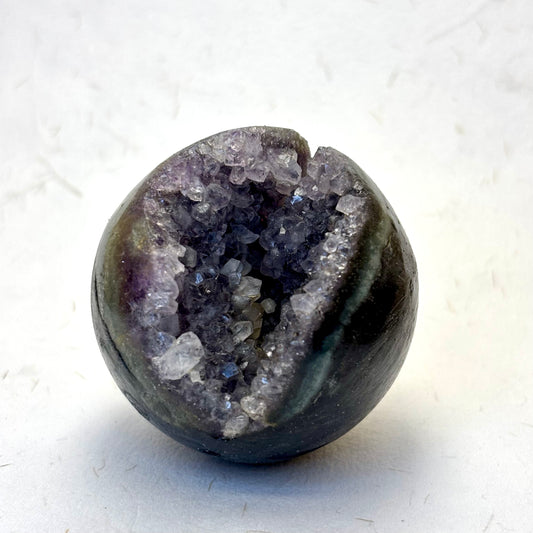 Billede af Ametyst  kugle m. Grotte - 5 cm | nr. 14