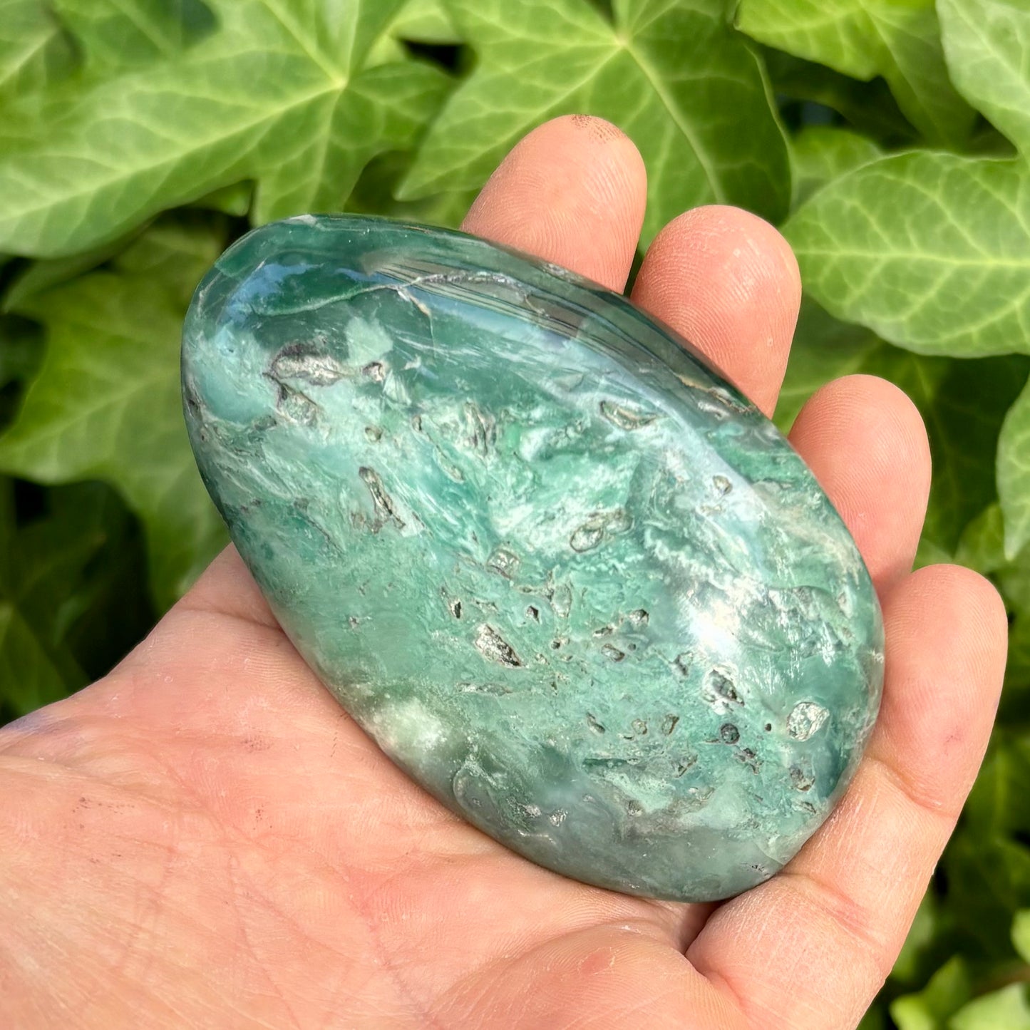 Krom Chalcedon palmstone | 9 cm nr 1 Krom Chalcedon palmstone | 9 cm nr 1