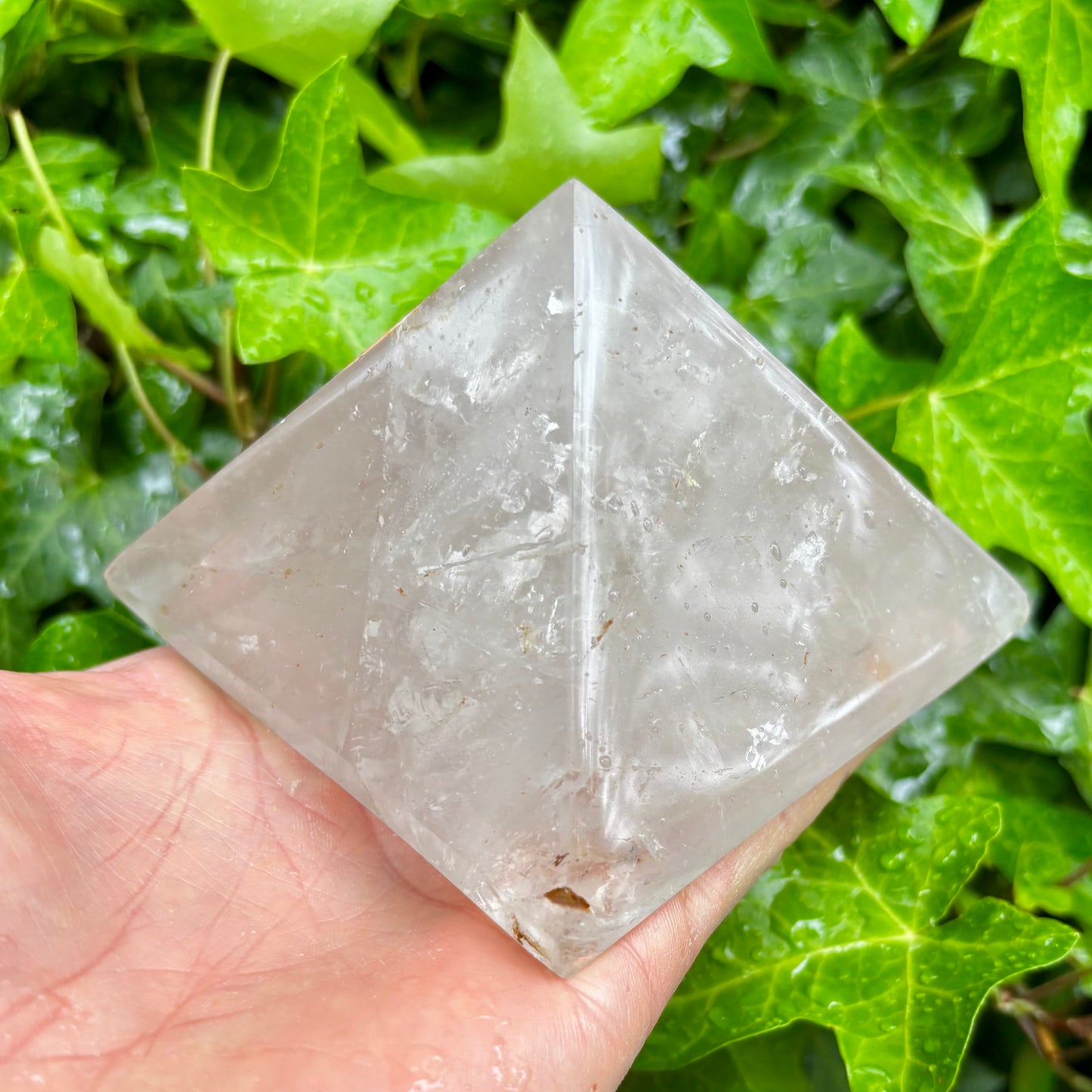 Bjergkrystal pyramide 10 x 7 cm | regnbuer Bjergkrystal pyramide 10 x 7 cm | regnbuer
