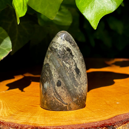 Pyrit i basalt skulptur 6,5 cm