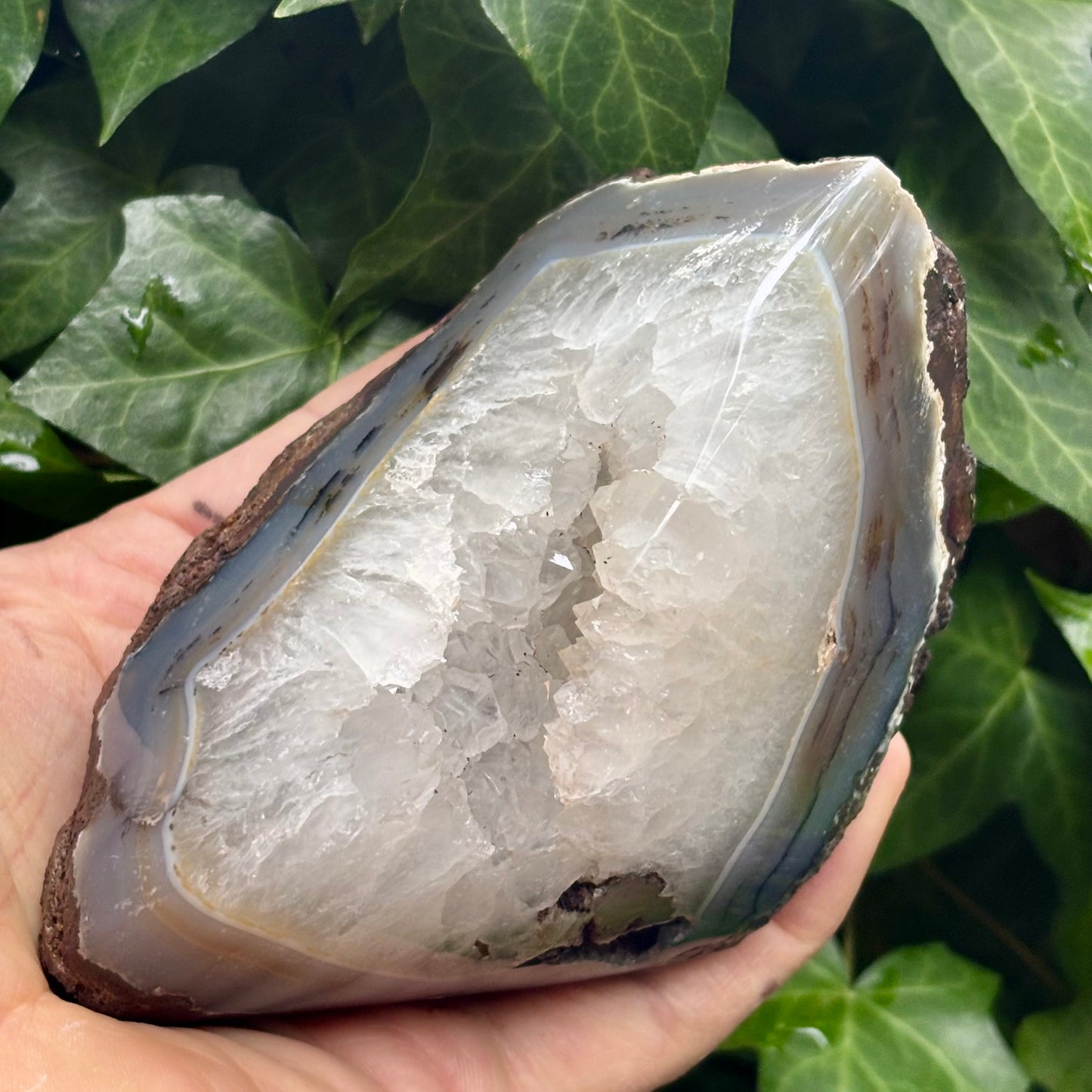 Agat og bjergkrystal geode, poleret 12 cm Agat og bjergkrystal geode, poleret 12 cm