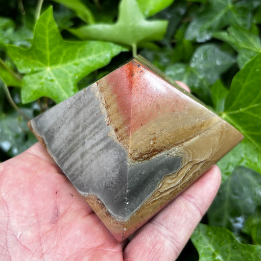 Billede af Polychrome Jaspis pyramide 7,5 x 6 cm