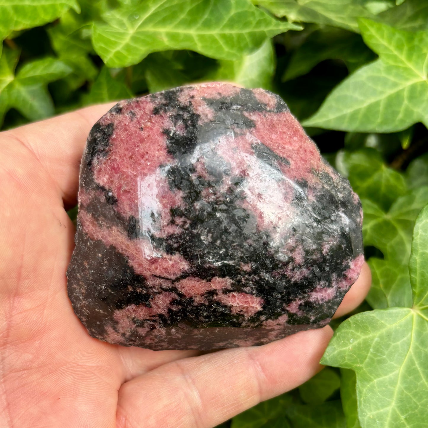 Rhodonit pink, en side poleret 8 cm Rhodonit pink, en side poleret 8 cm